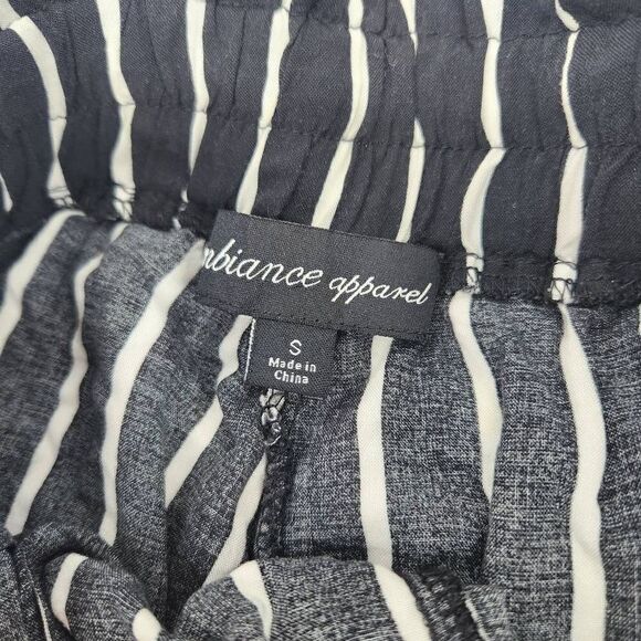 Ambiance Apparel Black White Pinstripe Dress Shorts Women's Size Small - Picture 6 of 8